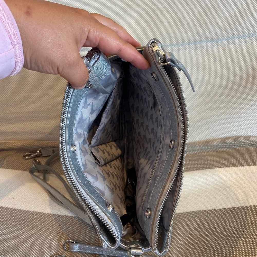 Lo & Sons Metallic Silver Crossbody Bag - Picture 4 of 8